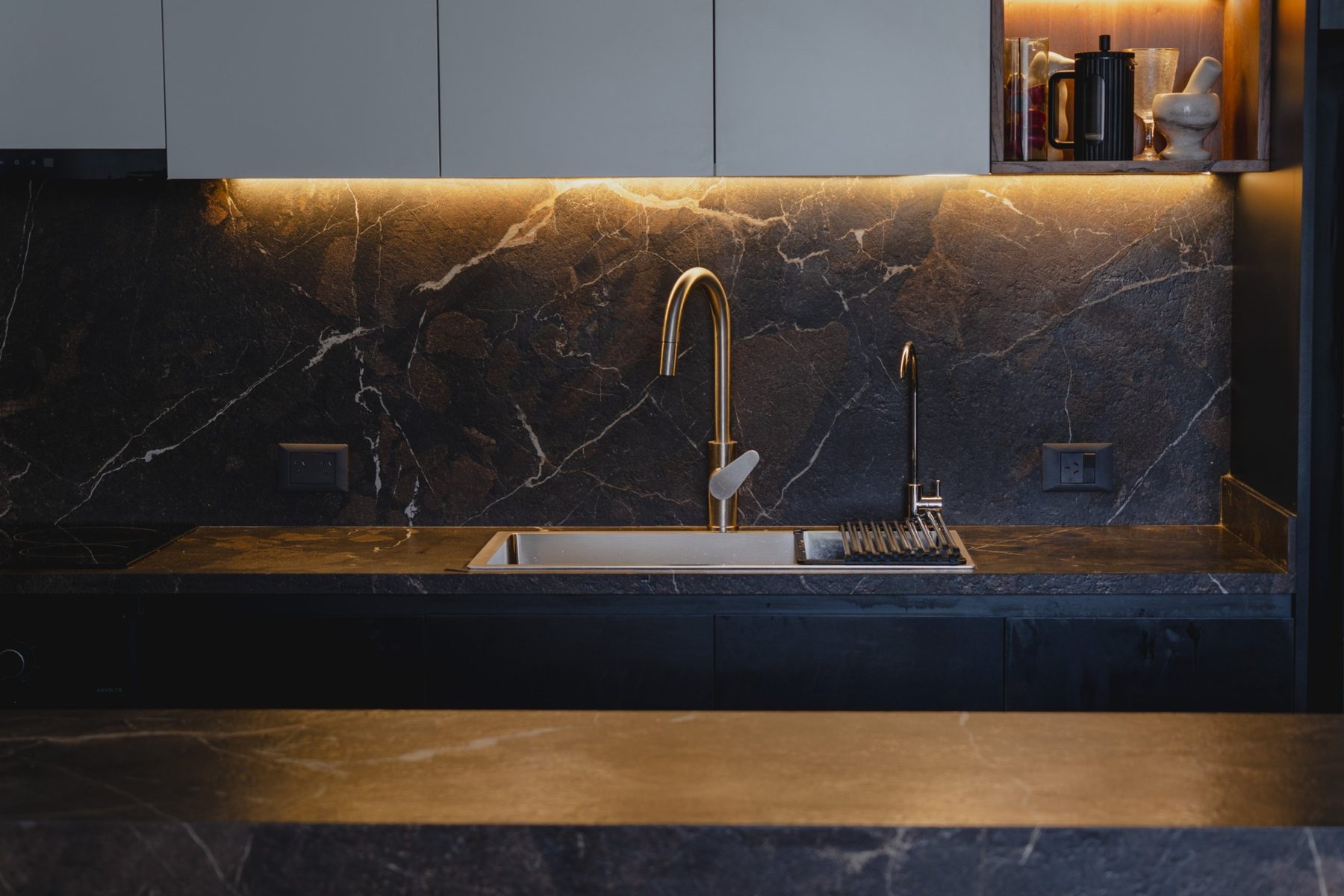 Cocina en piedra oscura, obra 3 de Febrero